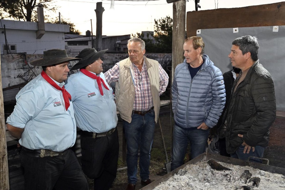 Bordet, Weiss y Zavallo junto a asadores.