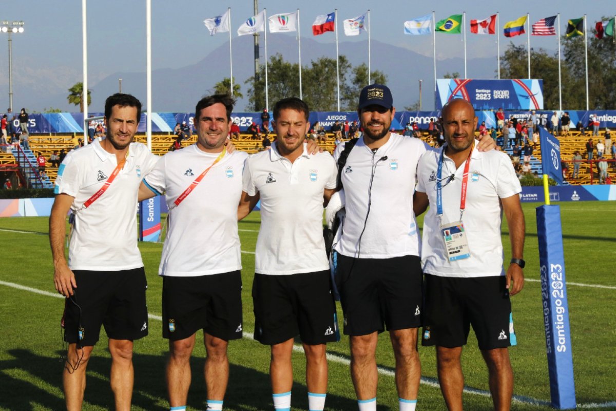 El concordiense junto al coach G&oacute;mez Cora.