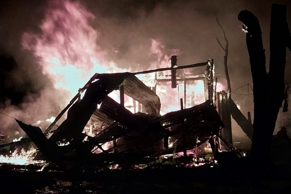 El fuego consumi&oacute; la vivienda.