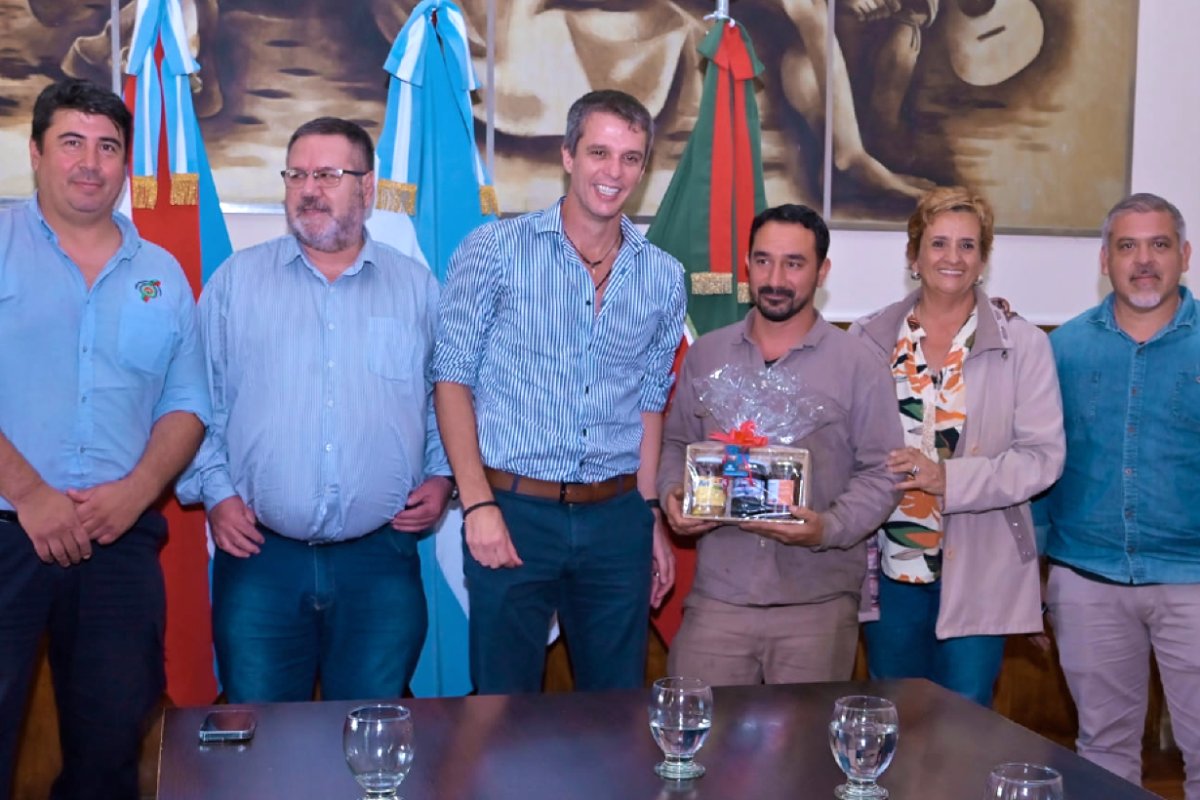 El intendente con trabajadores municipales.