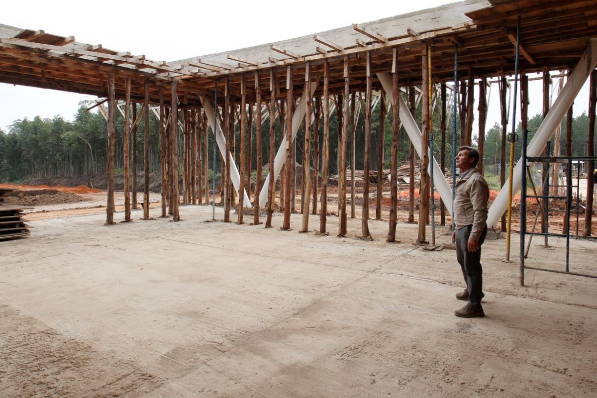 El ministro Richard recorriendo obra en ejecuci&oacute;n.