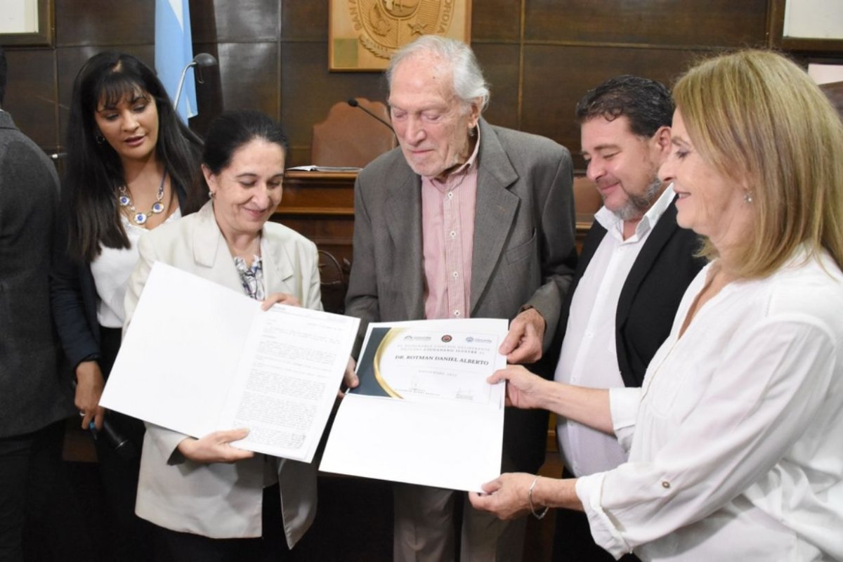 El momento de entrega del reconocimiento.