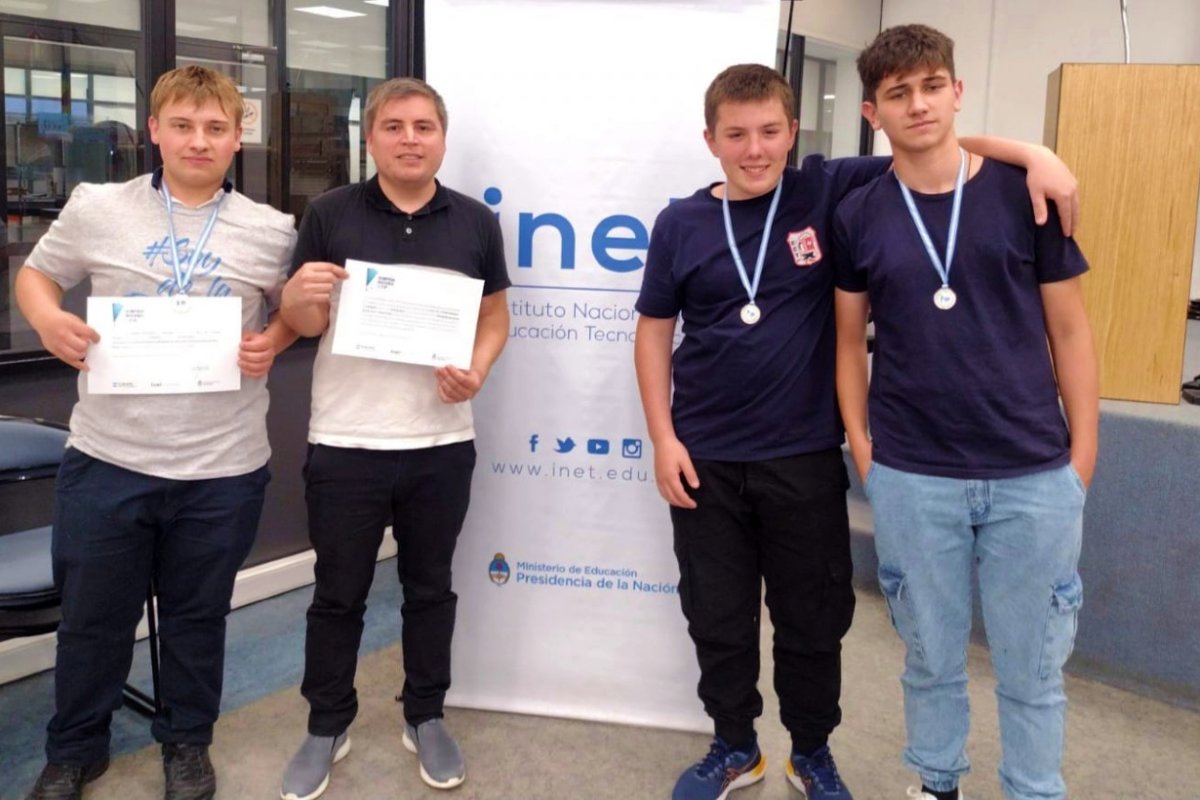 Los estudiantes premiados junto a su profesor.