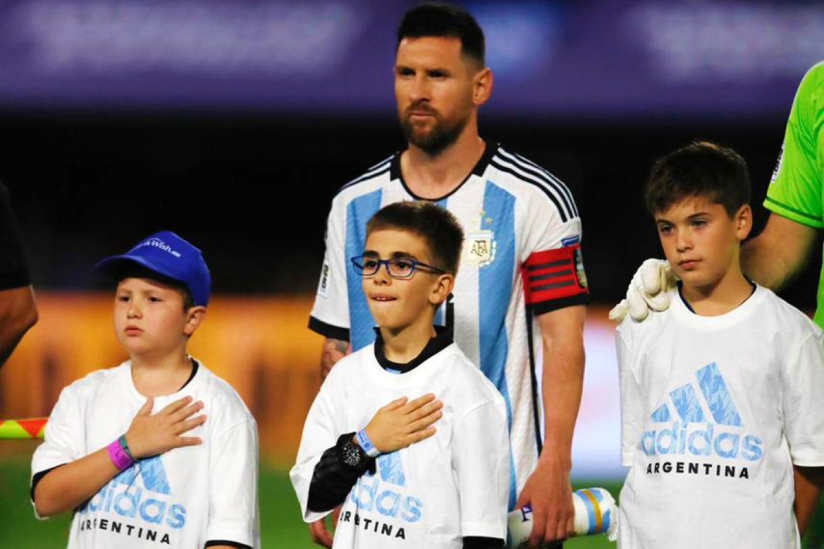 Florentino con el gorro, cantando el himno.
