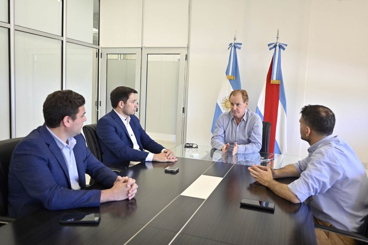 Bordet junto a los intendentes reelectos del PJ.
