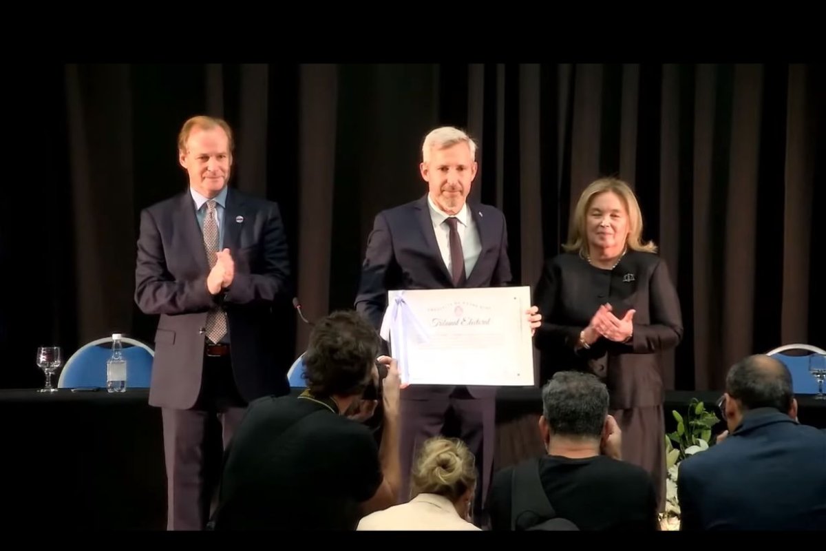 Bordet, Frigerio y Medina en el acto.