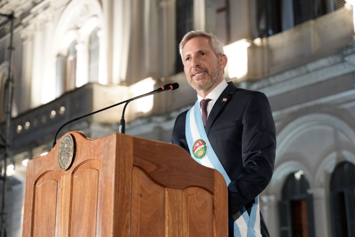 El gobernador Frigerio, frente a Casa Gris.