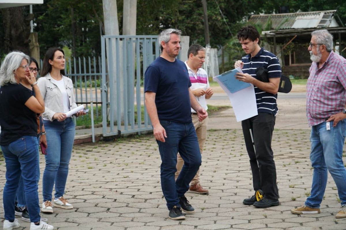 Walser recorriendo el posible nuevo lugar.