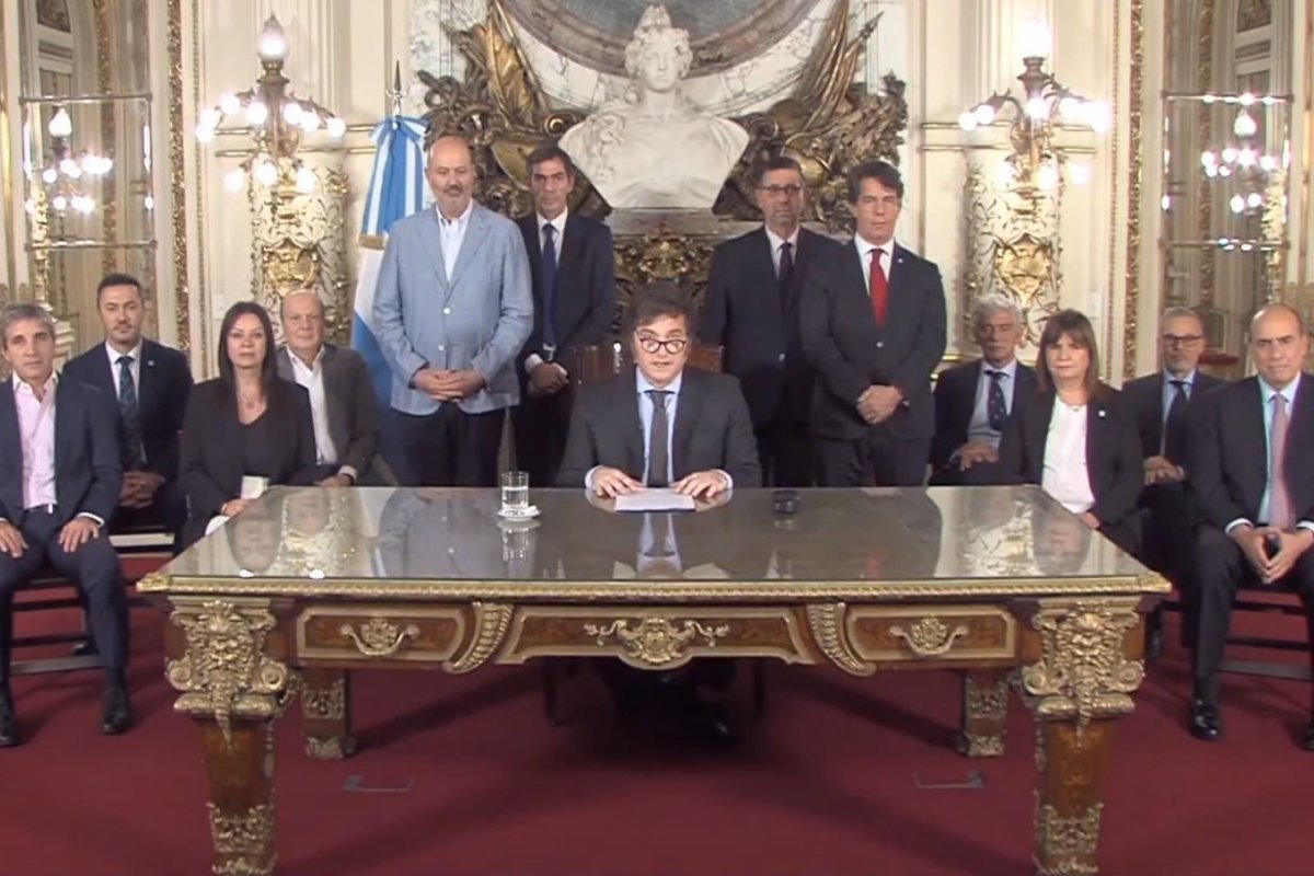 Milei y su gabinete en Cadena Nacional.