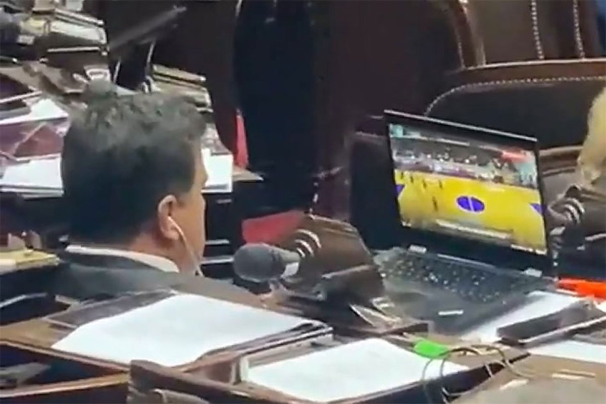Mirando b&aacute;squet durante la sesi&oacute;n