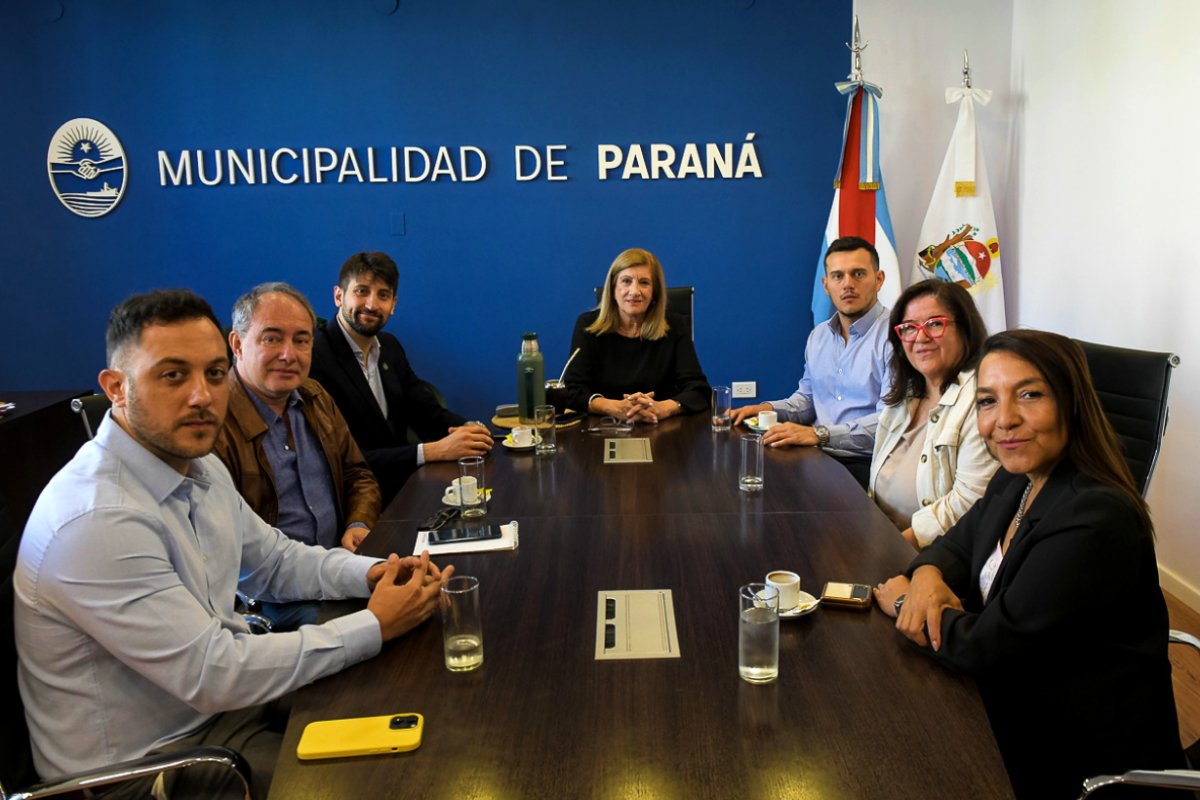 La nueva intendenta, con trabajadores.