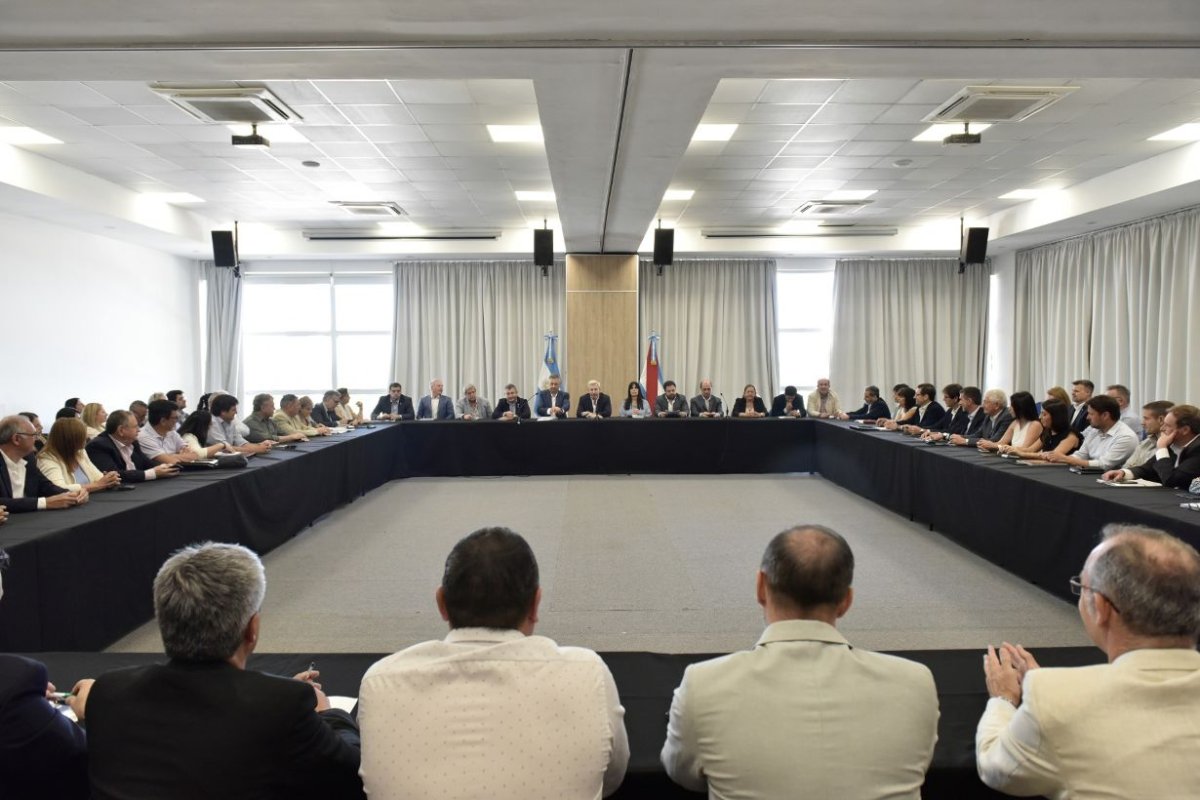 La primera reuni&oacute;n del gabinete ampliado.