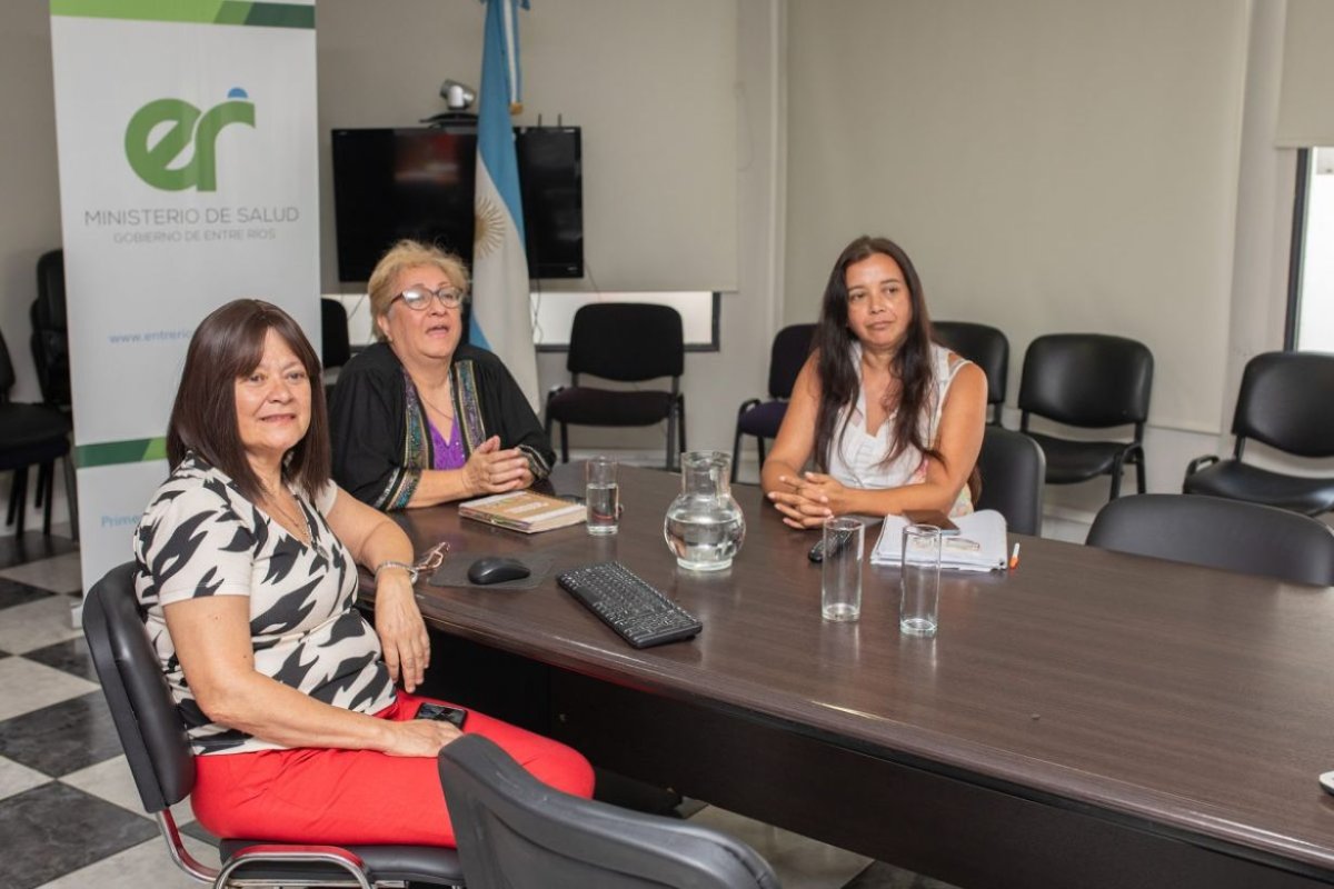 En el medio, Elizabeth Franco, la nueva directora.