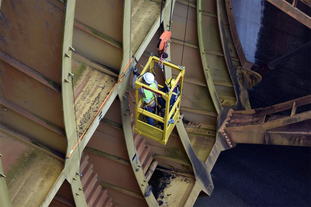 Trabajadores reparan una compuerta de Salto Grande