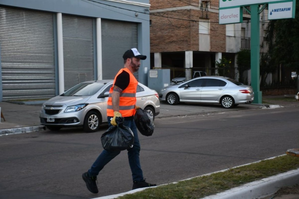 El intendente Azcu&eacute;, recolectando residuos.