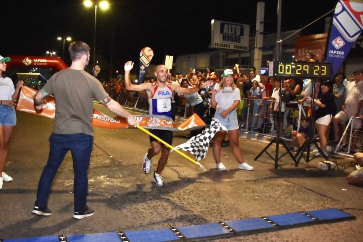 Mart&iacute;n M&eacute;ndez llegando a la meta.