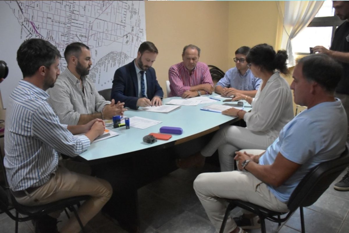 El intendente Azcu&eacute; firmando el inicio de obra.