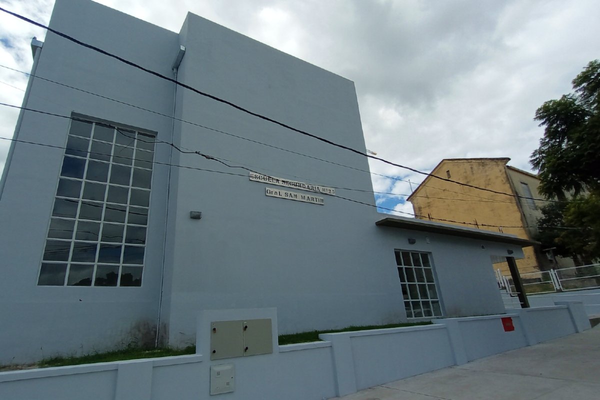 Los edificios de la secundaria y la primaria.