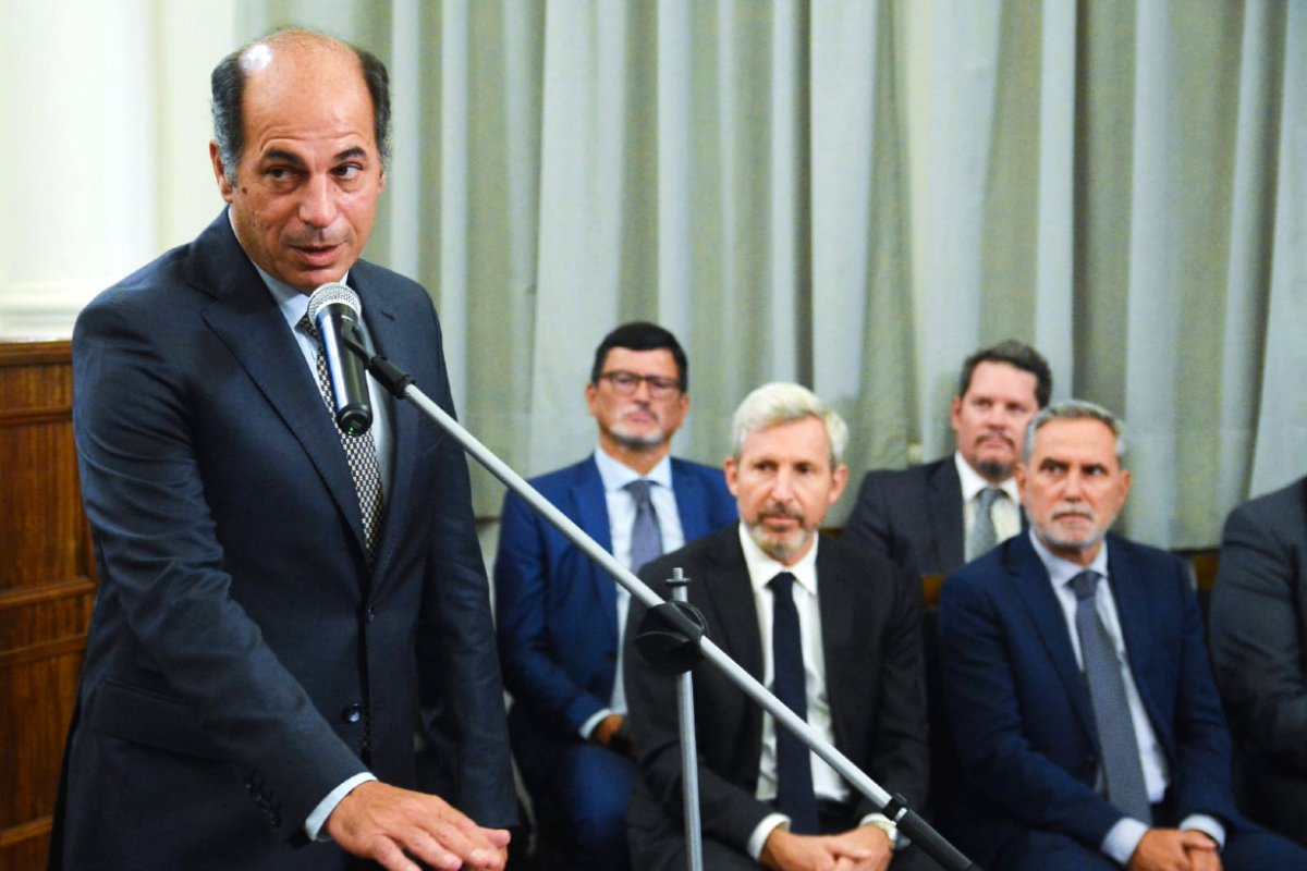 L&oacute;pez jur&oacute; en representaci&oacute;n de Diputados.