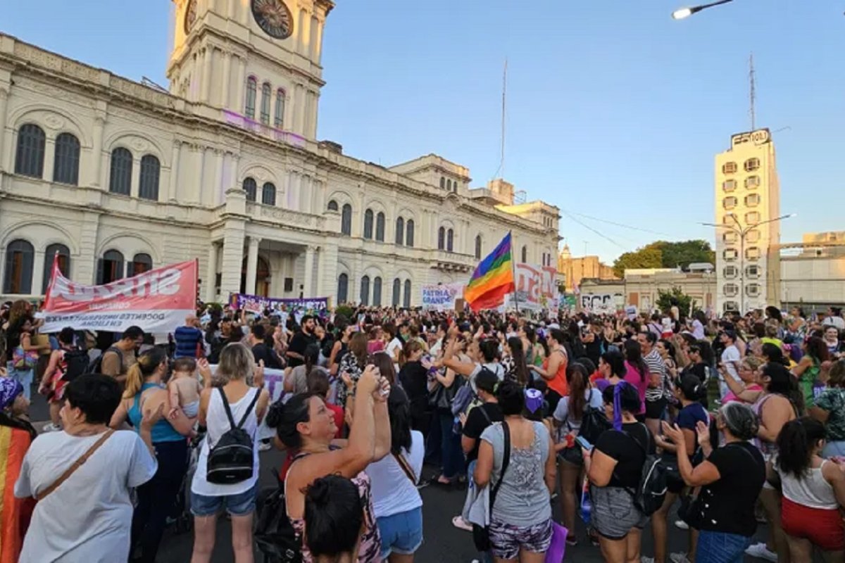 Concentraci&oacute;n frente a Casa de Gobierno en Paran&aacute;.