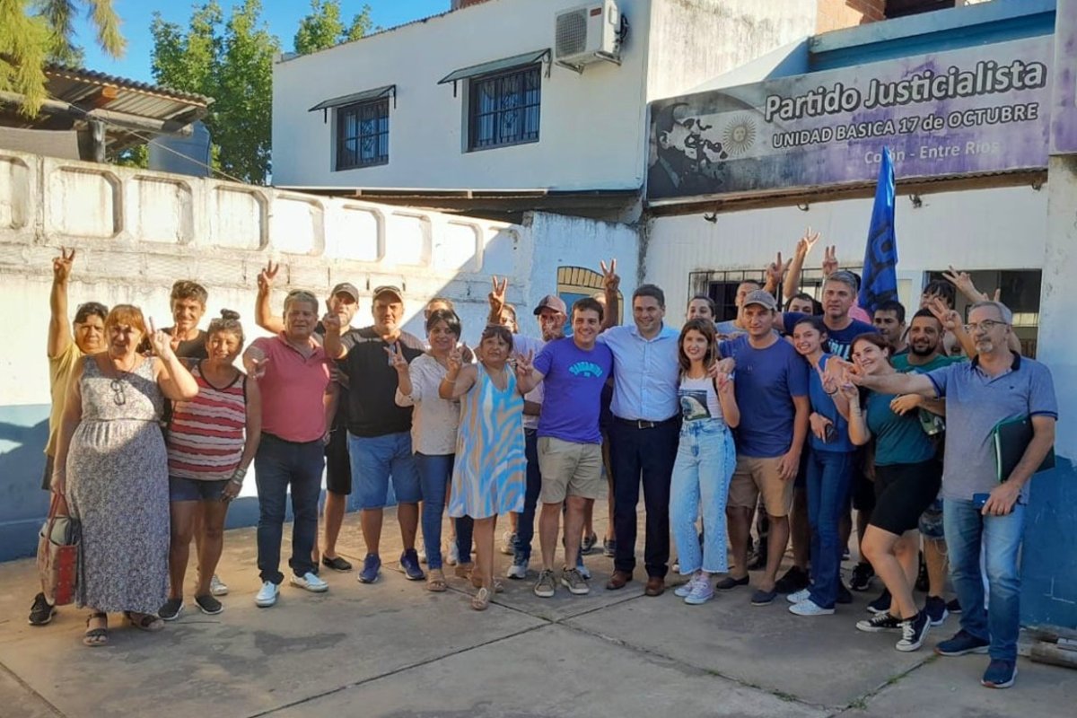 Integrantes de las listas, acompa&ntilde;ados por Bastian