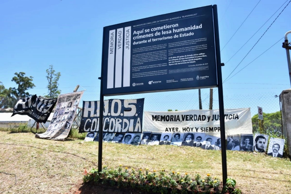 El cartel colocado en 2021 (foto: Ciudad Sat&eacute;lite)