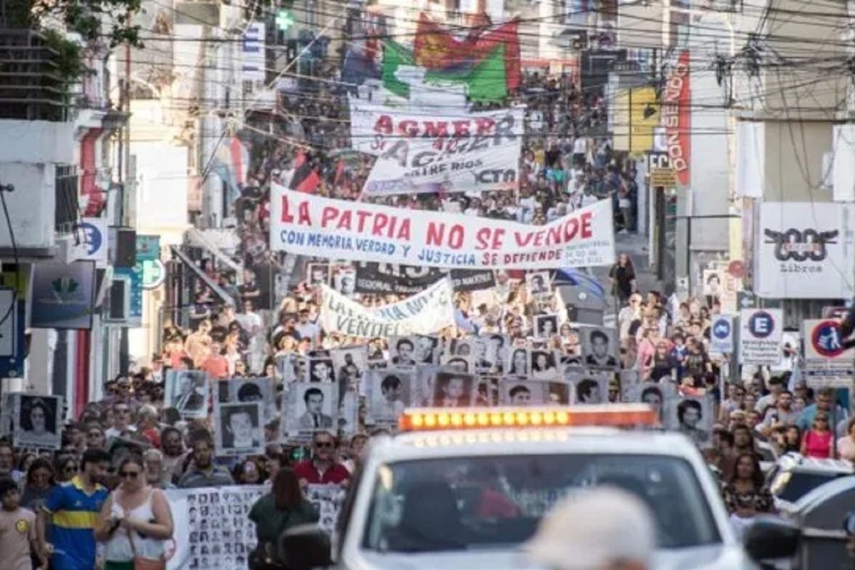 Masiva marcha en Paran&aacute;. Cr&eacute;dito imagen: UNO.