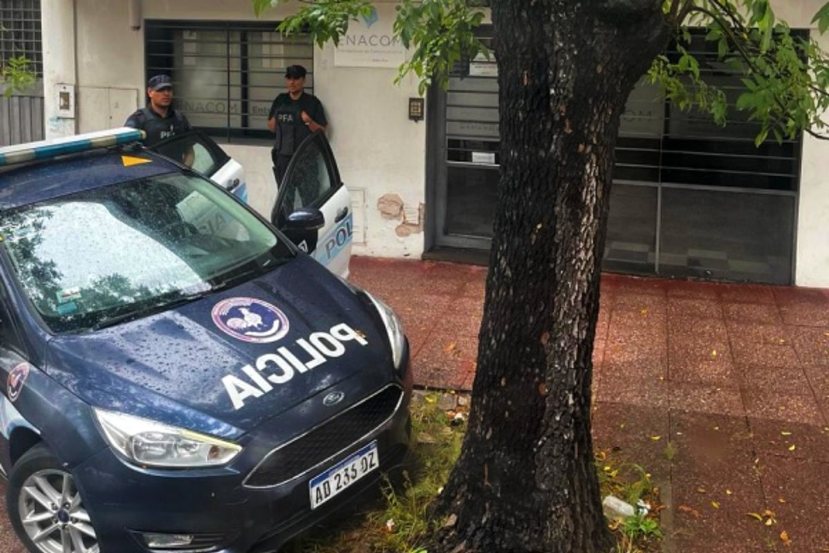 La Polic&iacute;a impide ingresar a las oficinas.