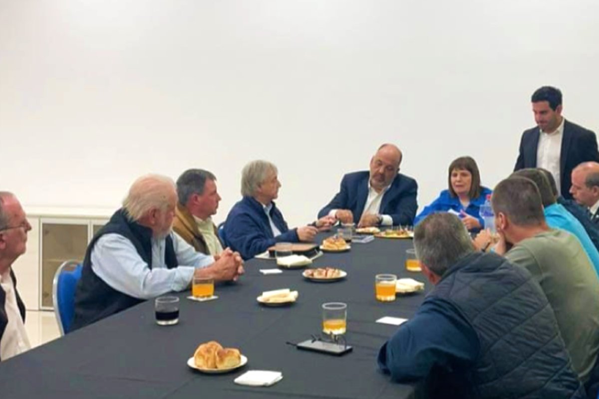 Bullrich con Mouli&aacute; y citricultores entrerrianos.