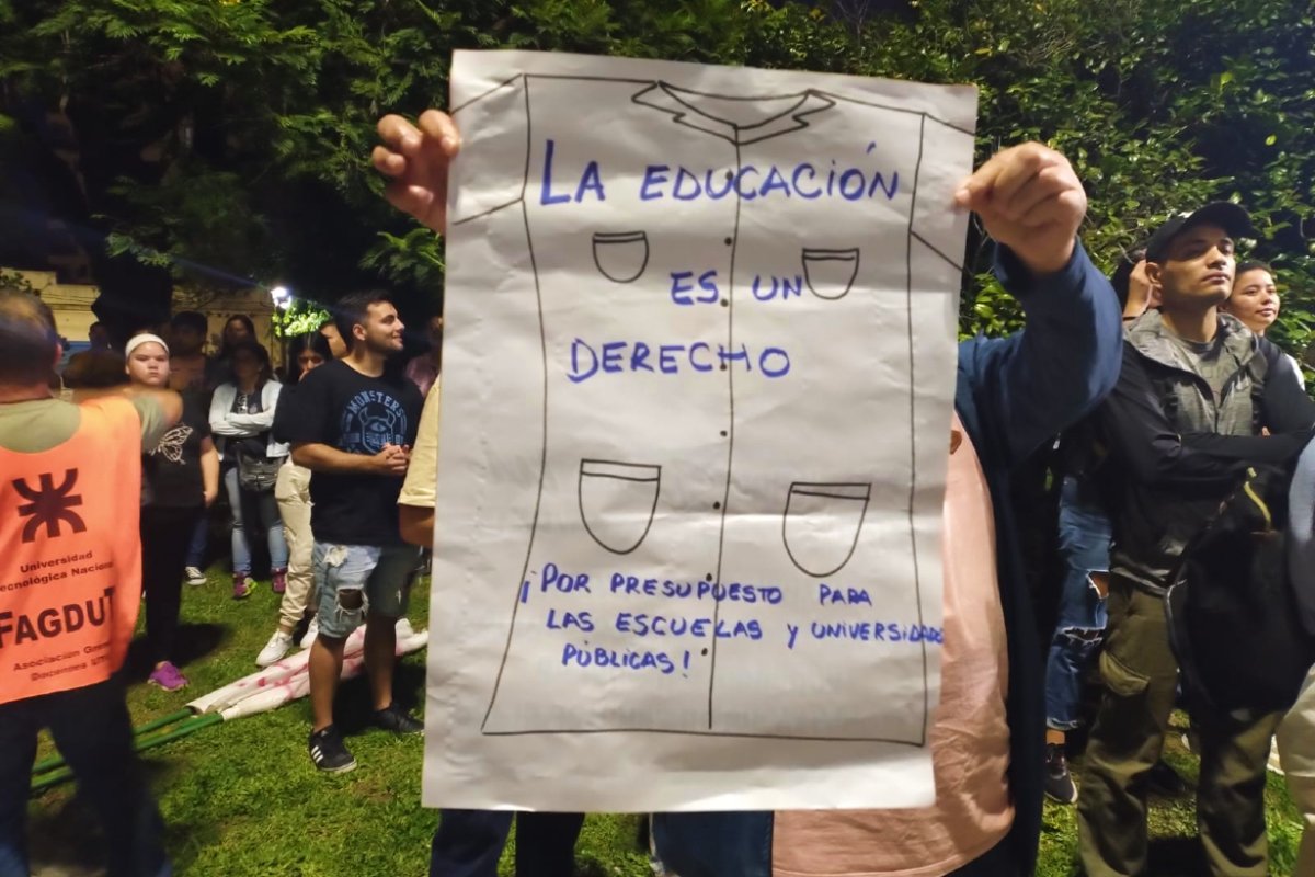 Una de las pancartas de anoche (foto: EER).