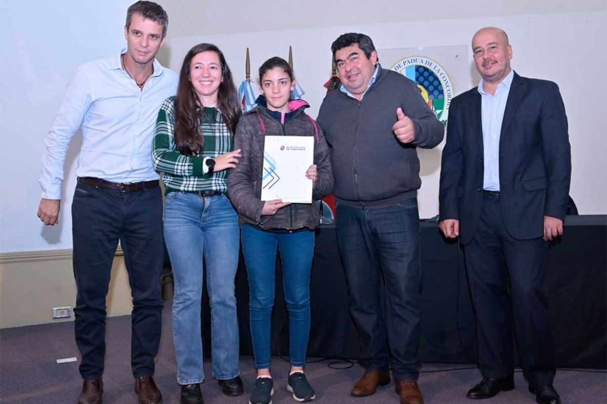 Mendieta y Cresto, en una entrega de lotes