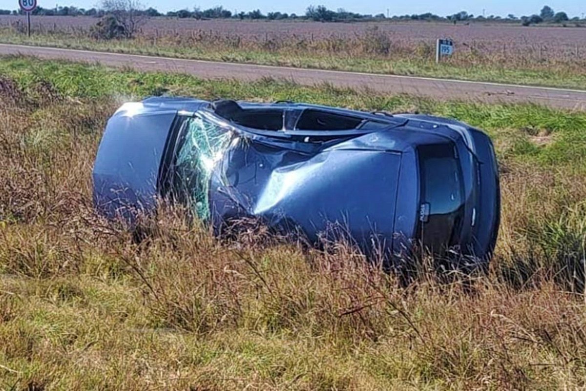 As&iacute; qued&oacute; el auto en la banquina de la RN18.