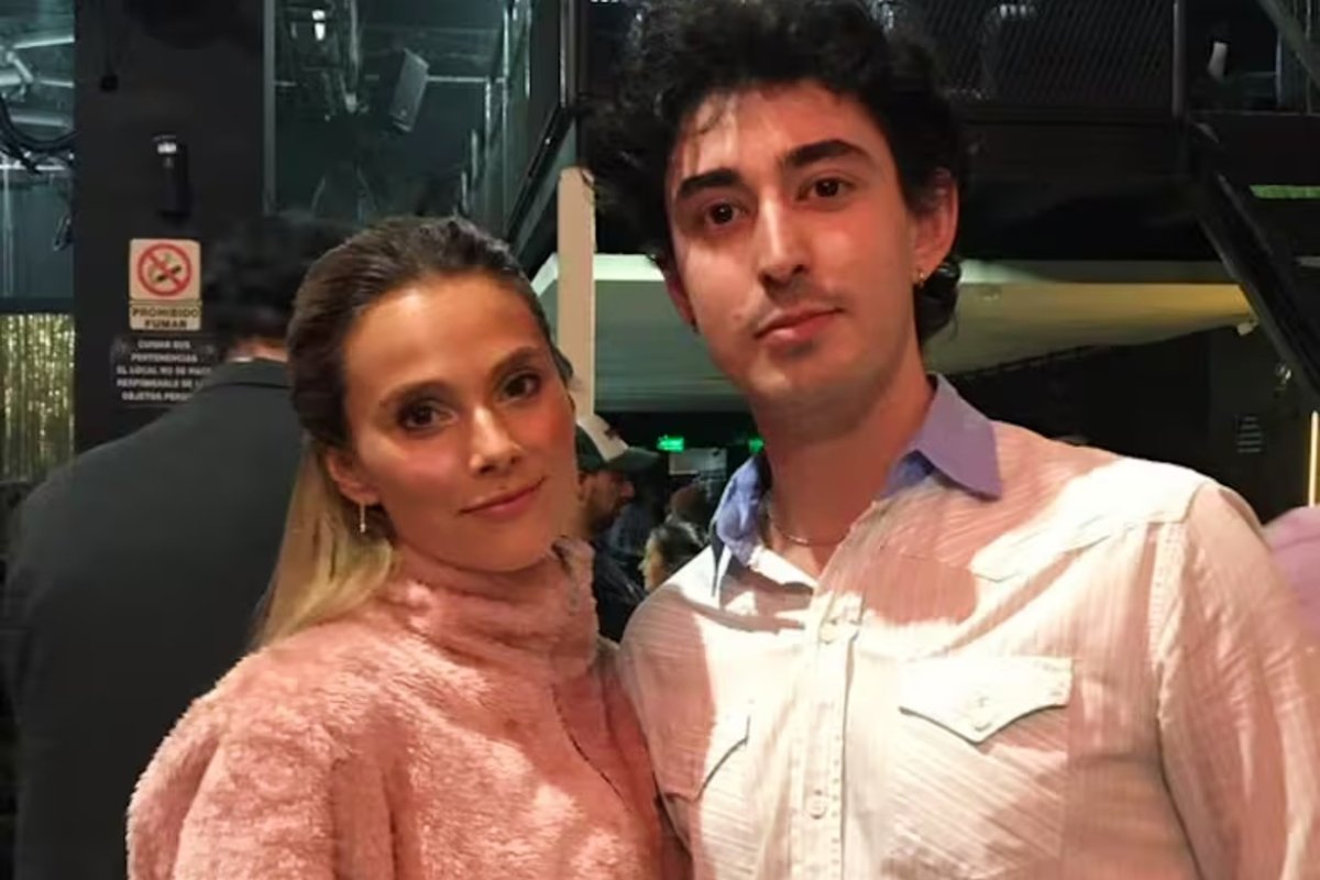 Santiago junto a la protagonista del film.