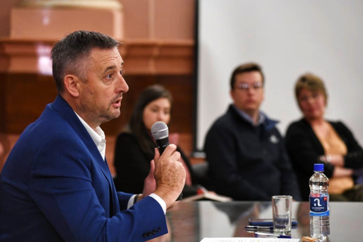 Hein, en la reuni&oacute;n con empleados de Diputados.