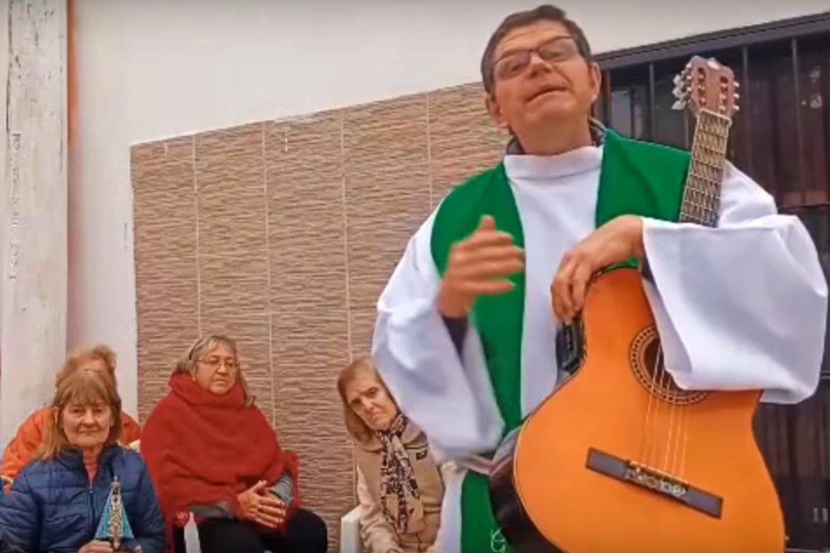 N&eacute;stor Toller, p&aacute;rroco en la iglesia Del Valle.
