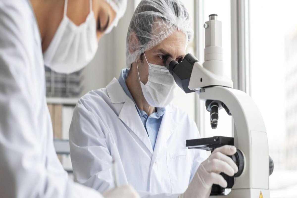 Bi&oacute;logos realizando tareas de investigaci&oacute;n