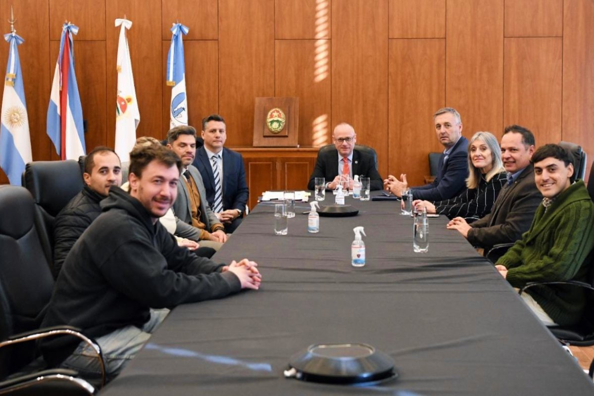 Portela y Hein con integrantes de Vamos.