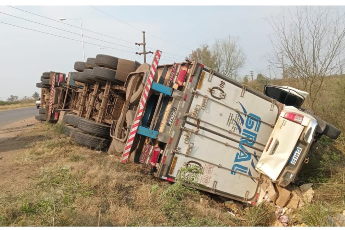El cami&oacute;n aplast&oacute; la camioneta con las maestras.