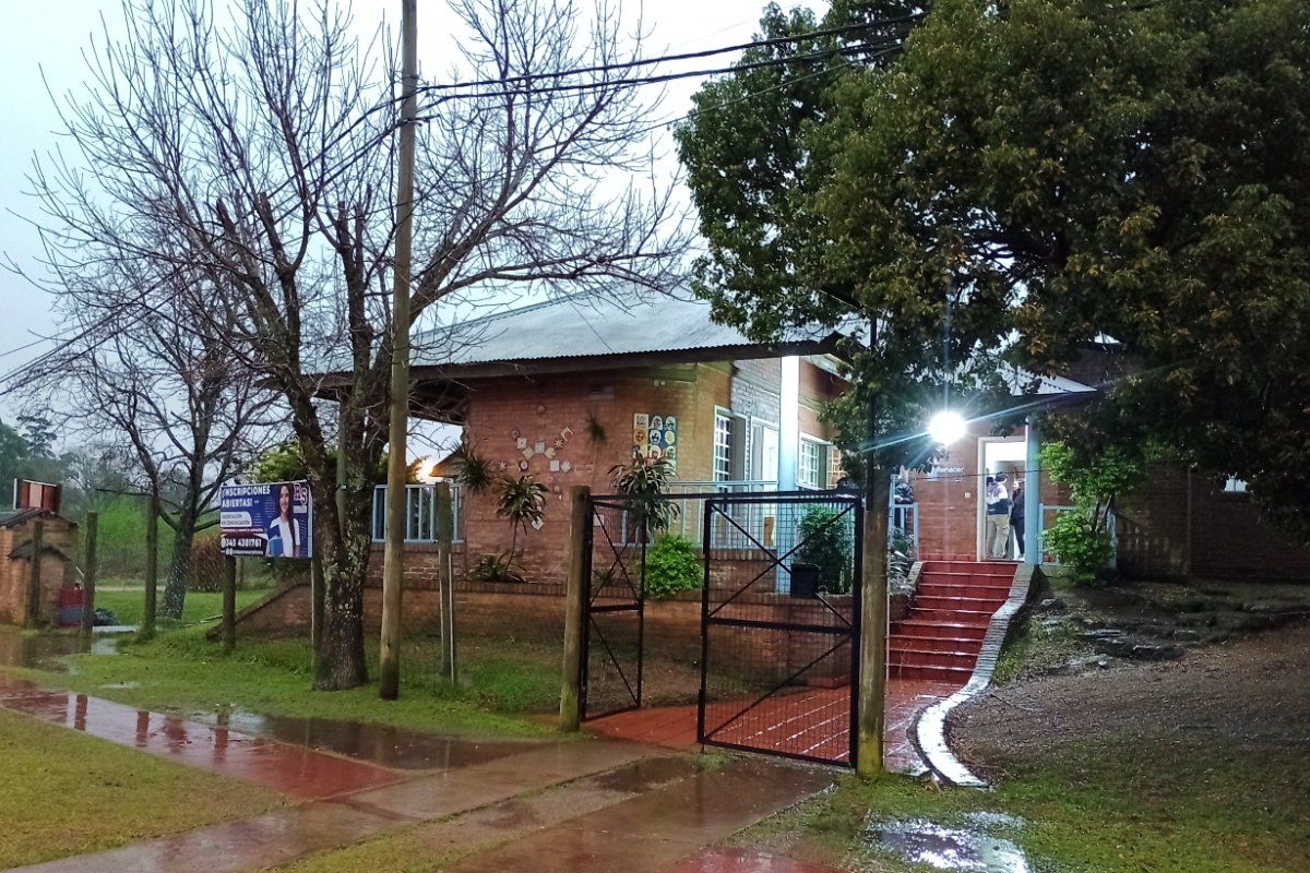 El acceso a la escuela, este mi&eacute;rcoles lluvioso.