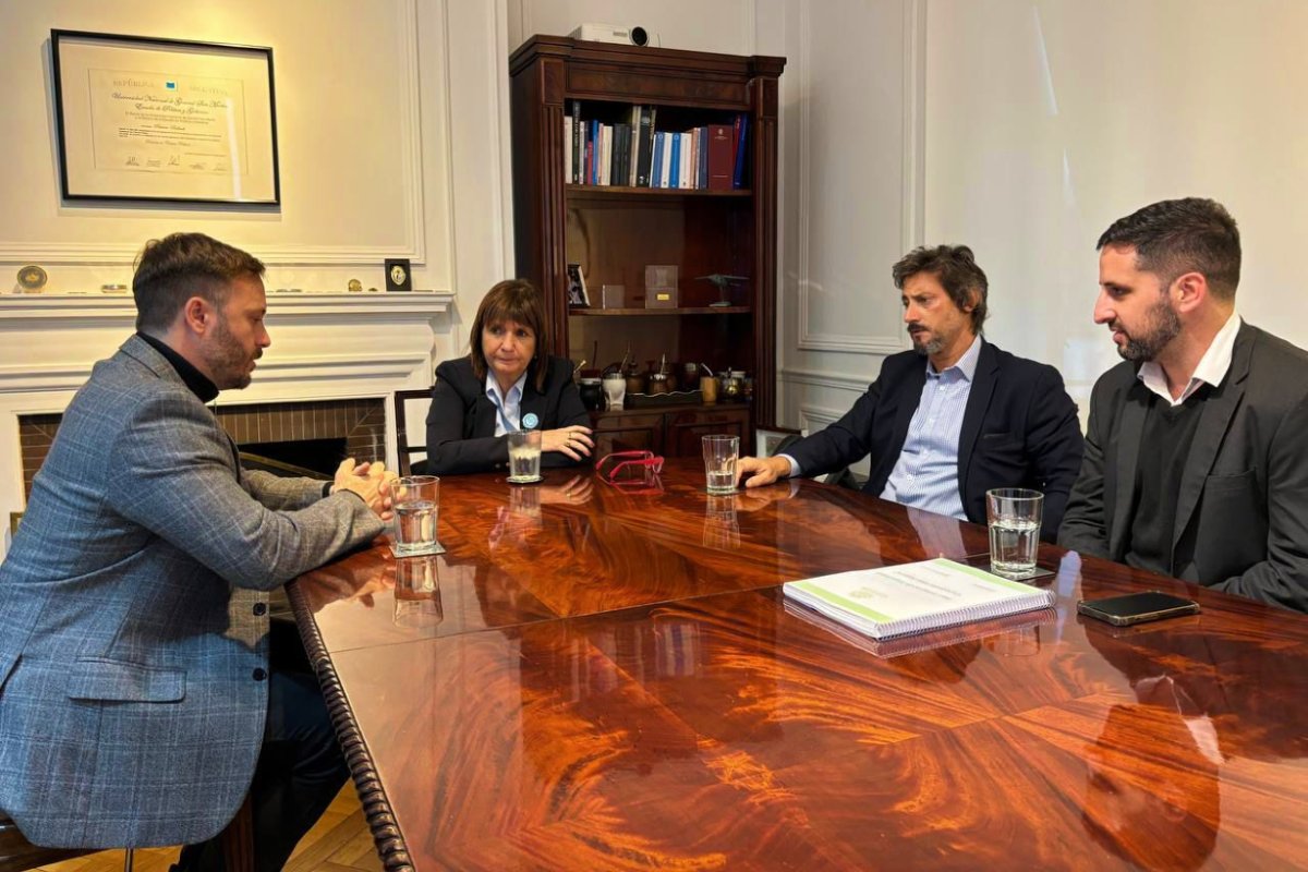 Azcu&eacute;, recibido por la ministra Patricia Bullrich.