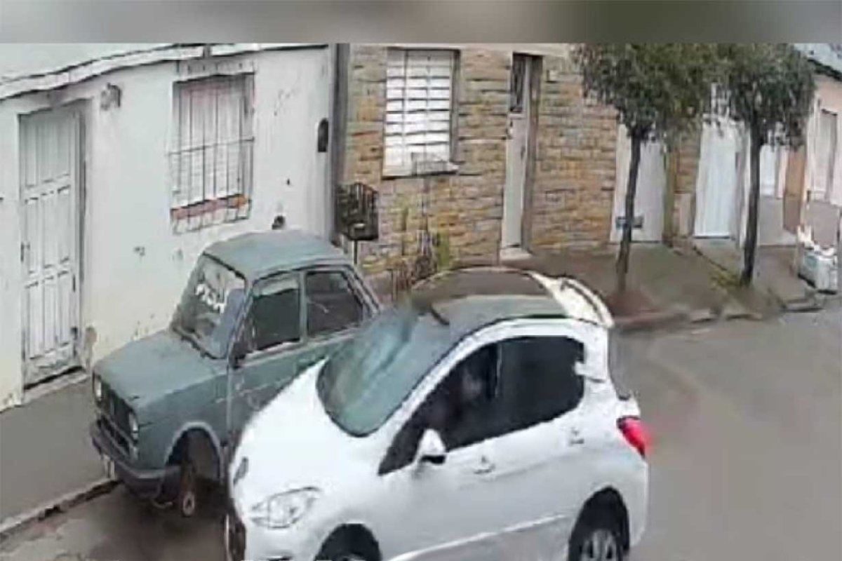 Manejaba el Peugeot blanco