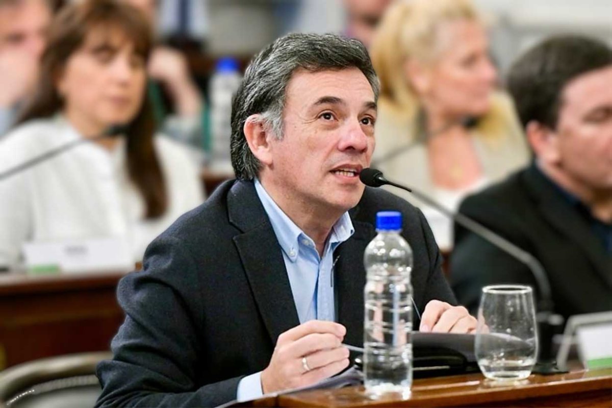 Oliva pidi&oacute; votar y todos levantaron la mano