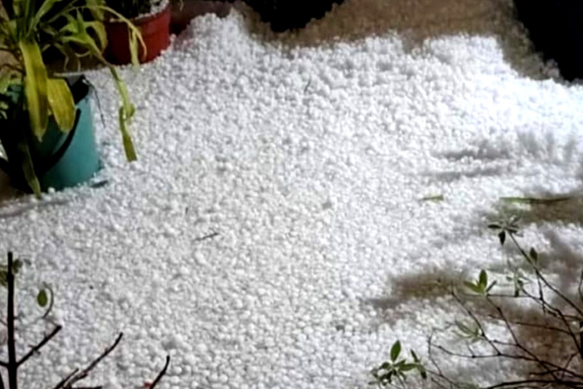 El granizo cubri&oacute; el piso, en La Paz