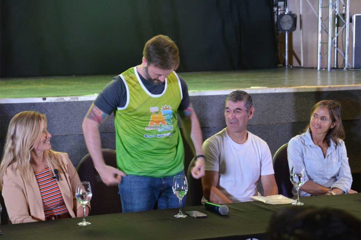 Azcu&eacute; mostr&oacute; la remera que dar&aacute;n a los atletas.