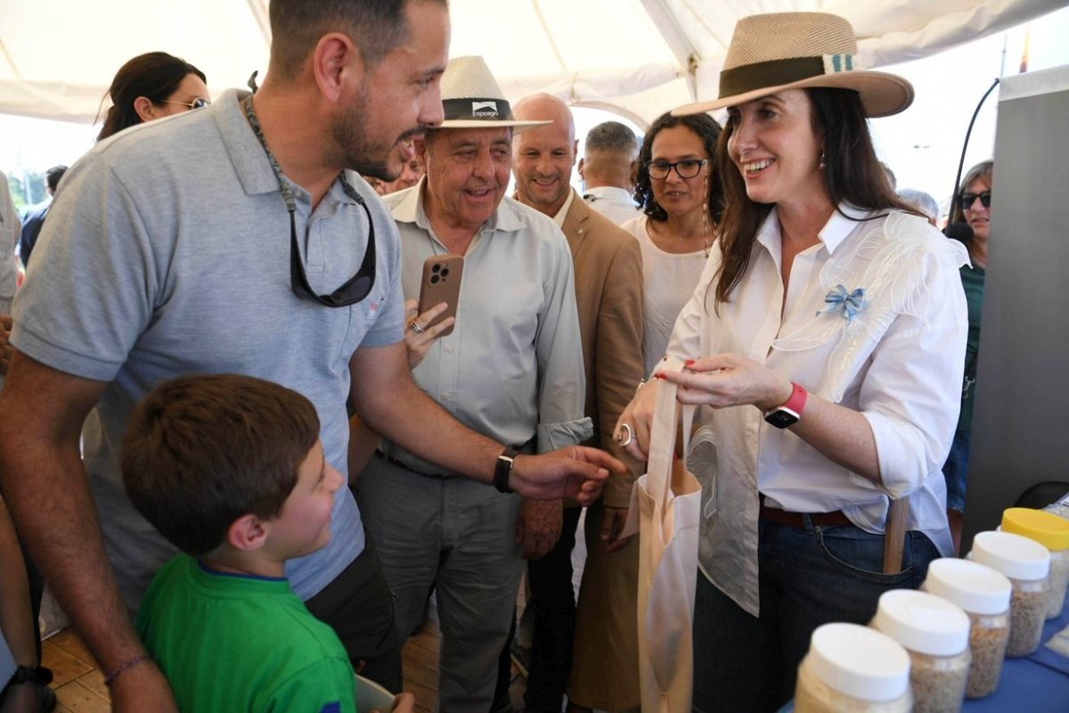 La vicepresidente, acompa&ntilde;ada por de Angeli.