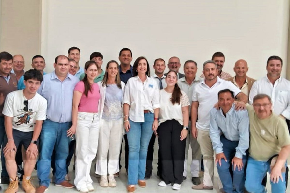 Foto de la FAA Entre R&iacute;os con Villarruel.