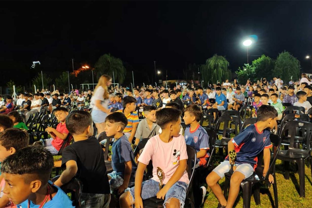 Multitudinaria despedida del a&ntilde;o en V. Adela