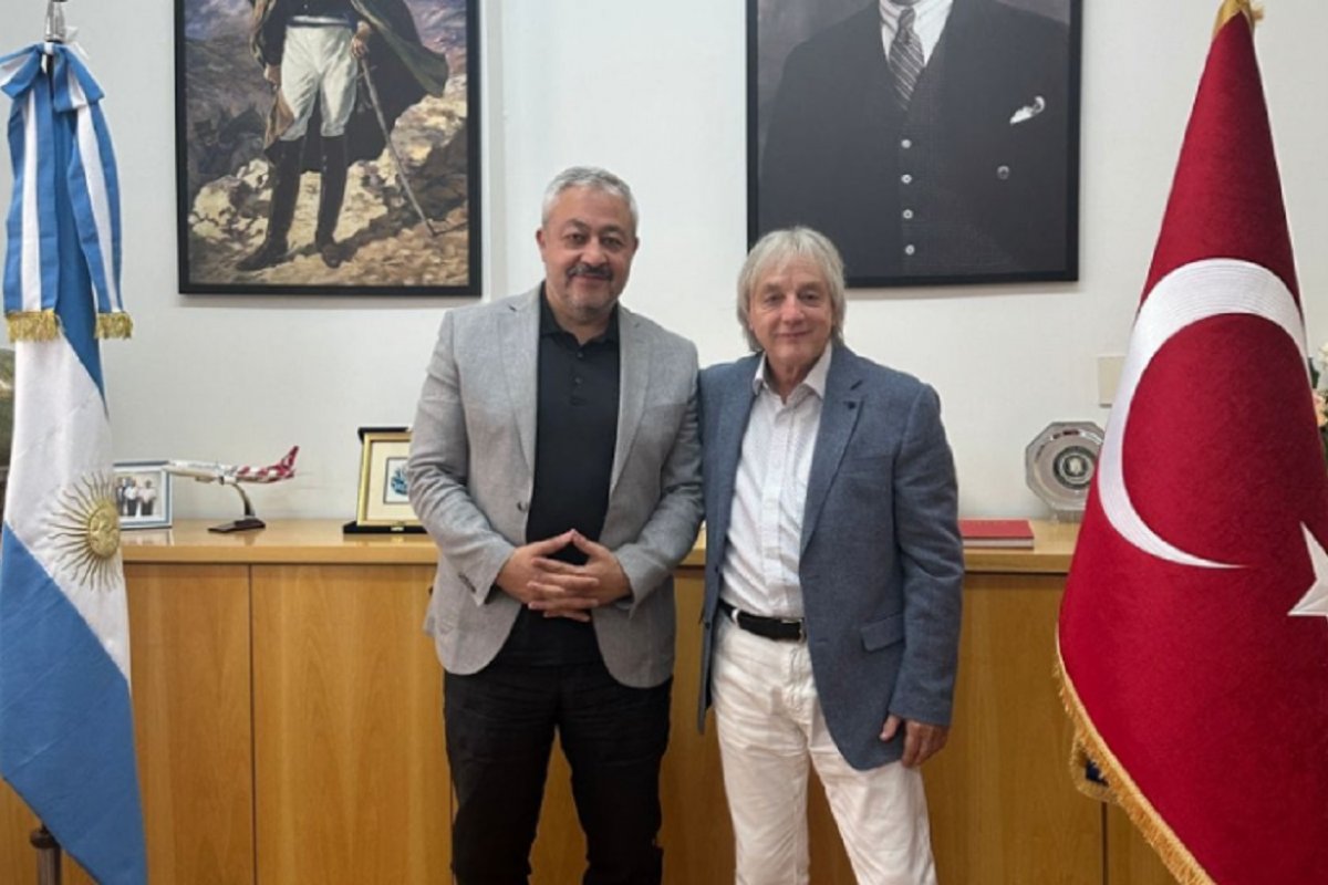 Jos&eacute; Mouli&aacute; y &Ouml;zg&uuml;r Y&uuml;cel Demir.