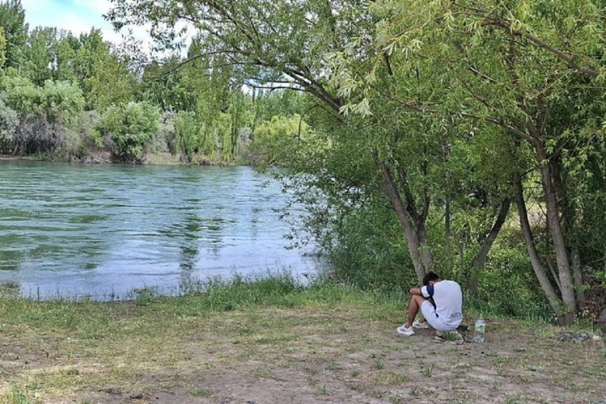 El hijo de Cristi&aacute;n, a orillas del r&iacute;o Neuqu&eacute;n.
