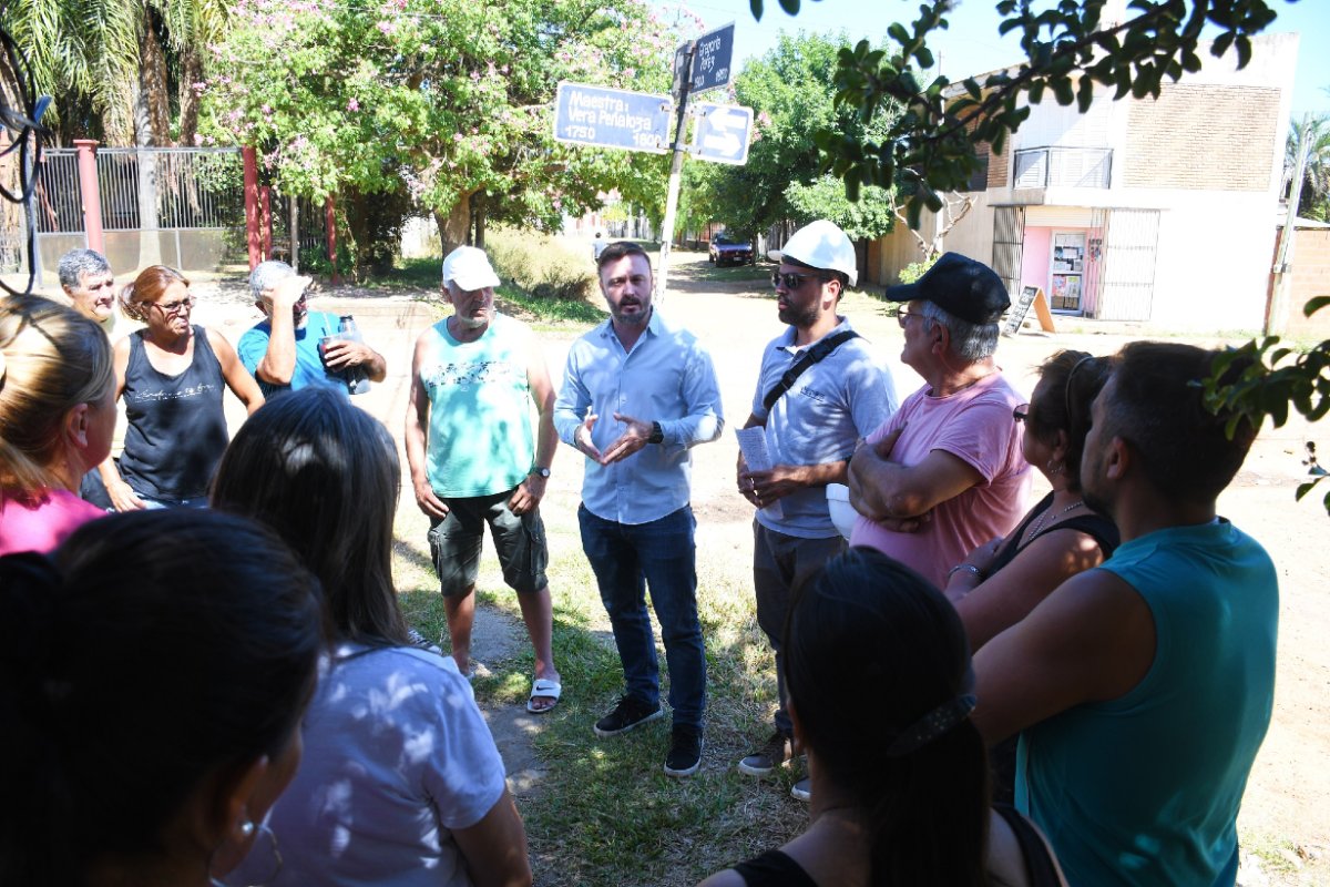 Azcu&eacute; habl&oacute; con vecinos del barrio Sarmiento.